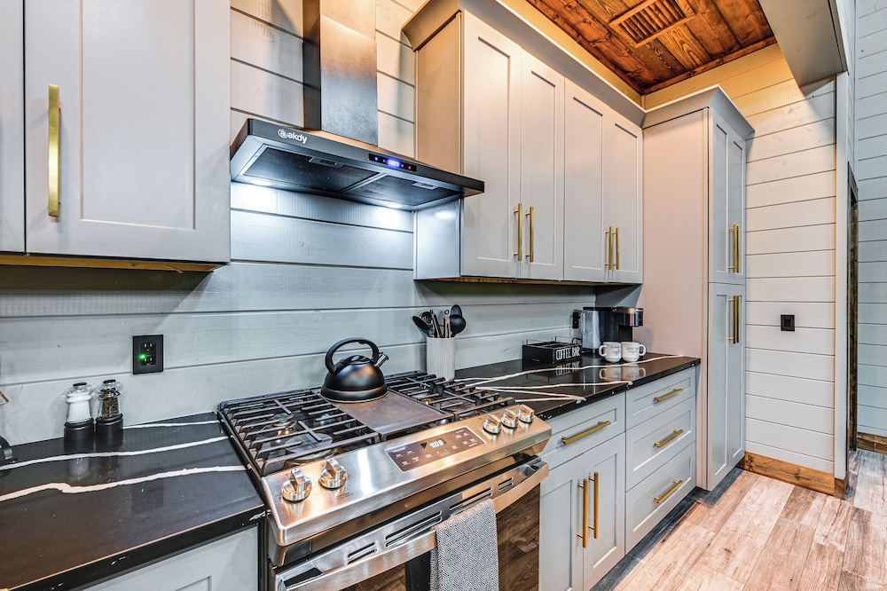 Luxe Broken Bow Vacation Rental: Hot Tub & Pets OK
