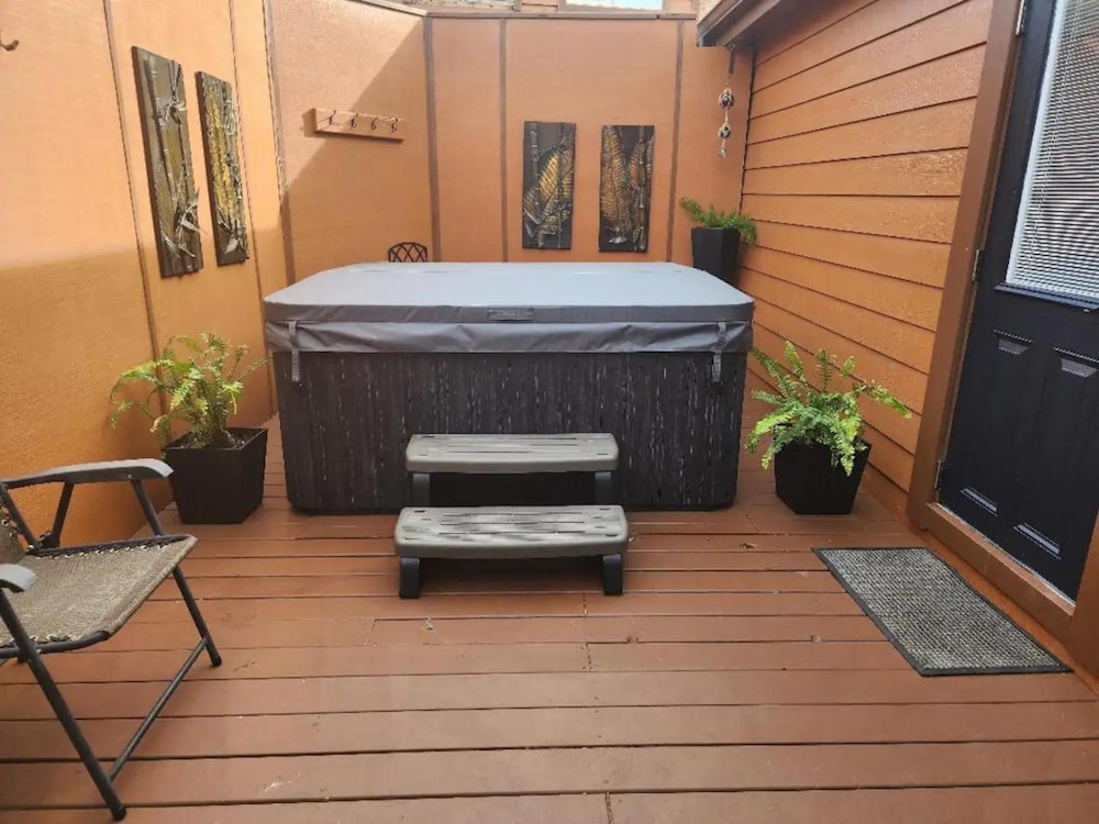 Oceanview Cabin 26 w Jacuzzi Striking Views