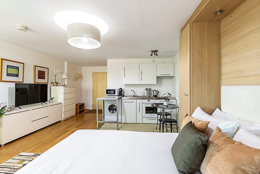 Modern Studio Apartment - St Georges Wharf view 3