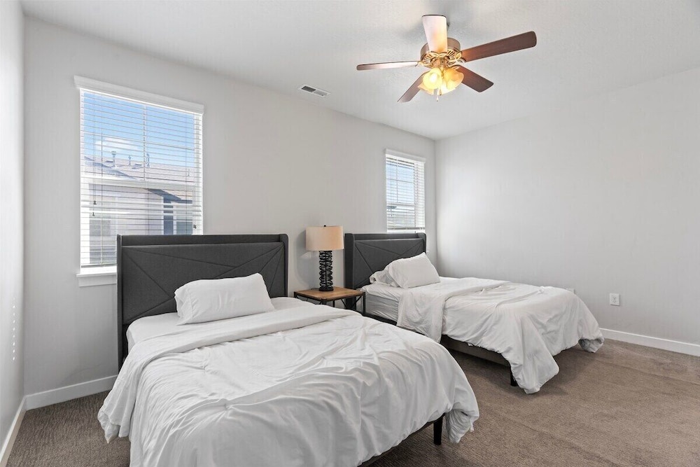 Modern w/ Pool, Gym, Hottub, Golf, Pet Friendly!