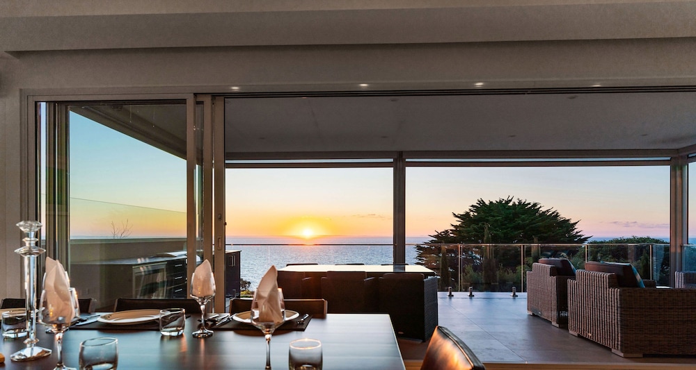 Hillside Luxe With Spa Bay Views - Image 5