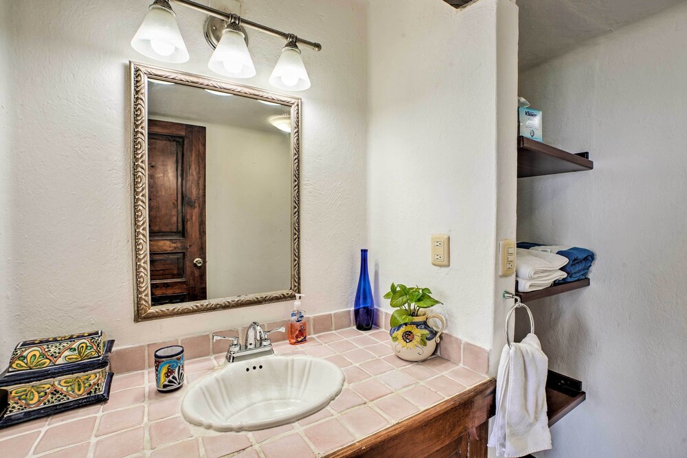 Updated Oceanside Townhome w/ Pool: Walk to Beach!