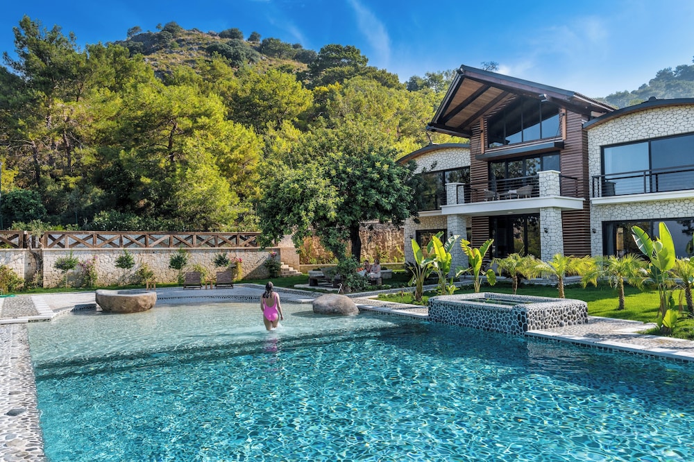 Private Island-Style Ultra Luxury Villa Estate