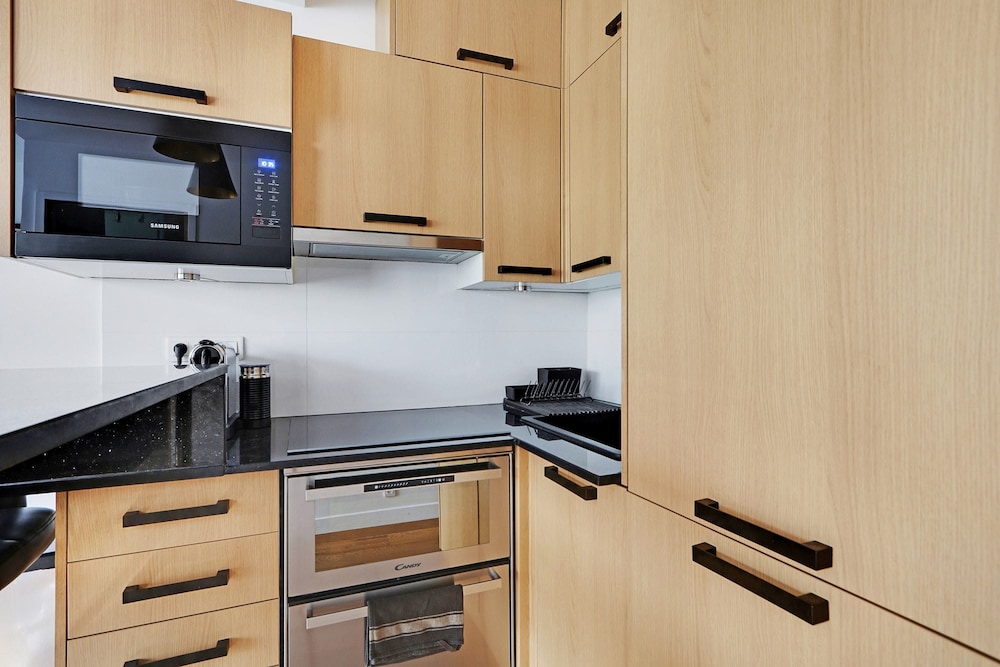 Modern Brunel Classic 1 Bed Apt With Balcony in Paris