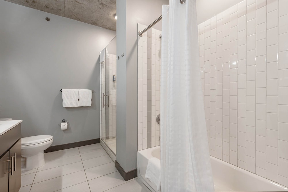 Exclusive 3BR City Views Top Amenities Central