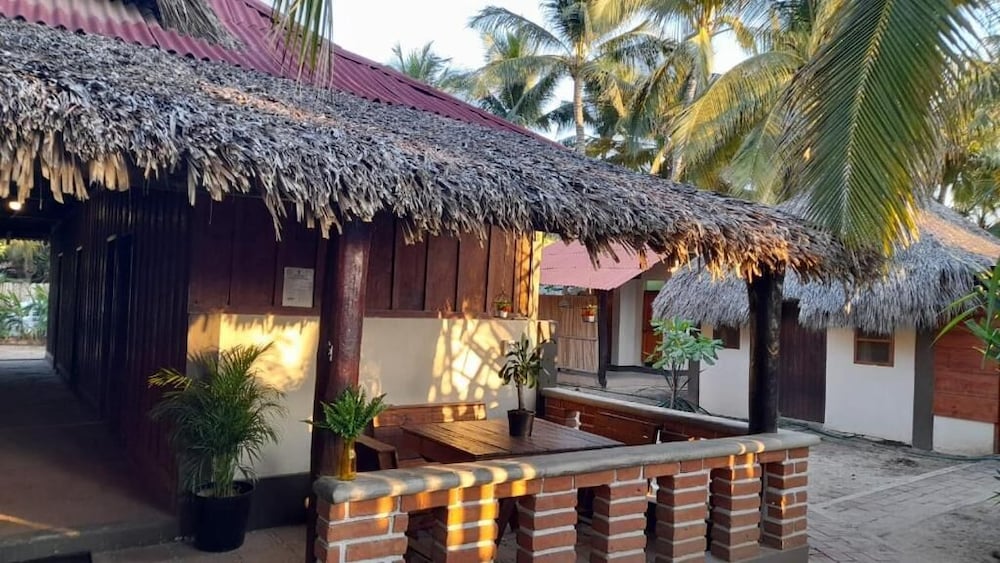Hostal Punta Paraíso Cabañas view 2