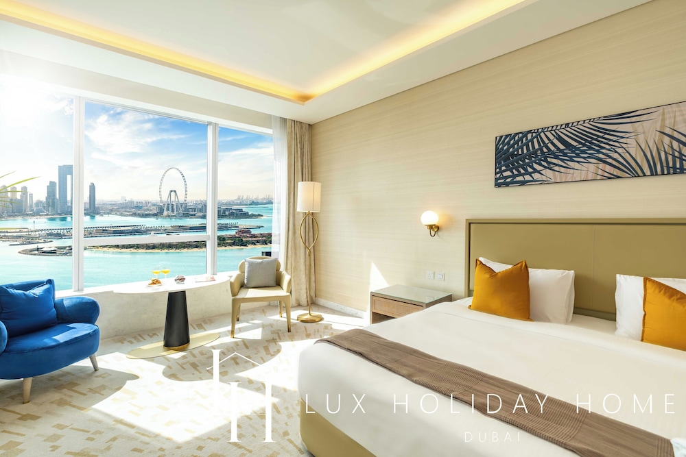 LUX Iconic Views at Palm Tower Studio