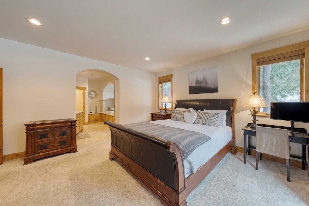 5 Mins to Ski Resort Ping Pong, Pool Table, Deck Donner Ridge by Avantstay