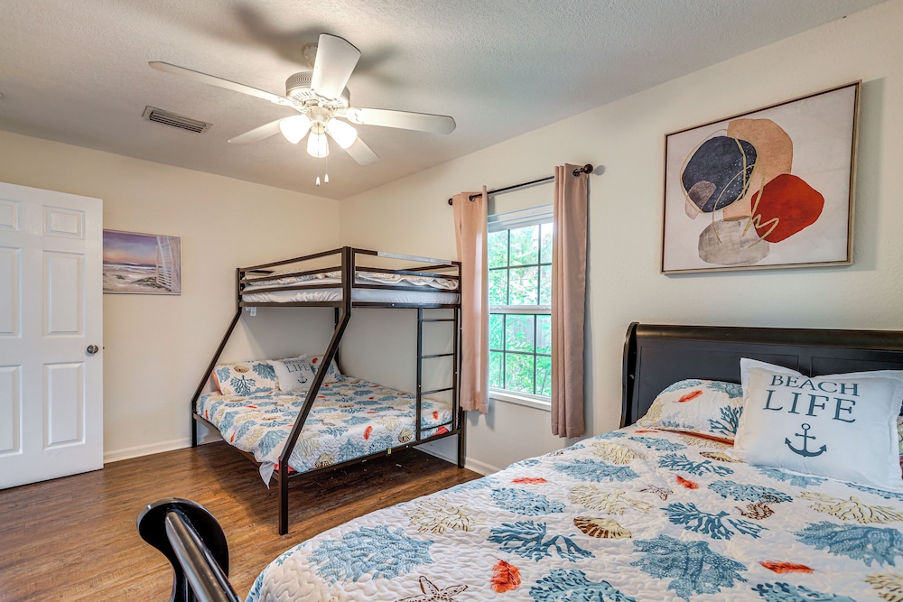1 Mi to Moody Gardens & Beaches: Galveston Home