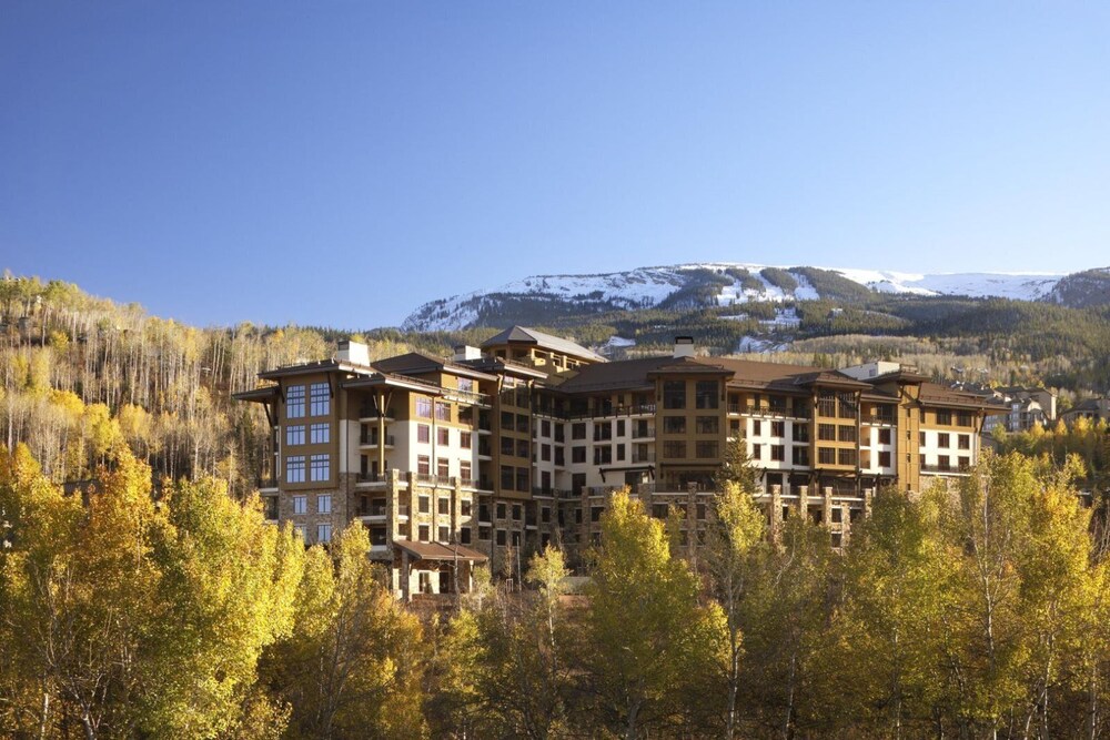 Contemporary 3 Bedroom Luxury Ski In, Ski Out Residence in Snowmass Base Village