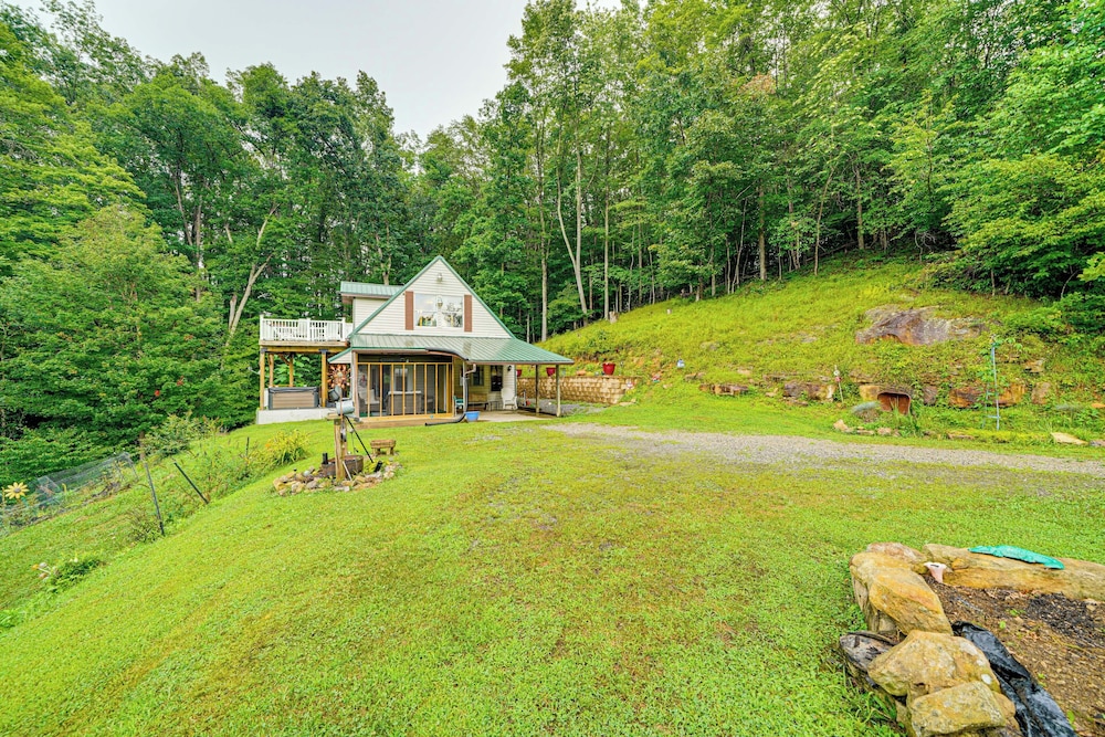 Hot Tub + Pet Friendly: Quiet French Creek Getaway