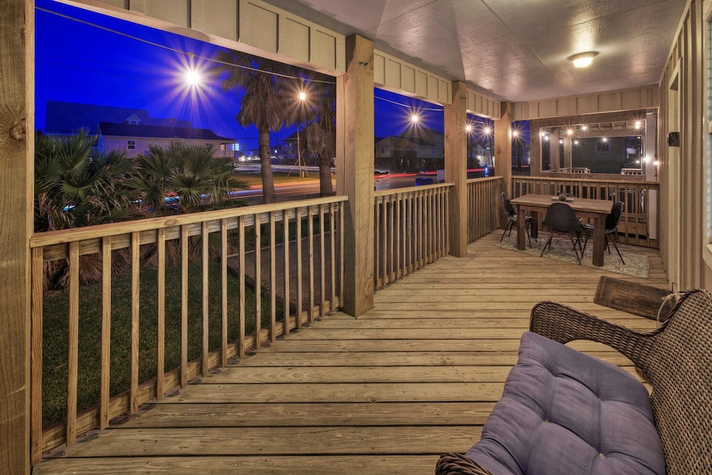 Dual Port A Cottages 2 Complete Homes Walk to the Beach Patio Fully-equipped Kitchens
