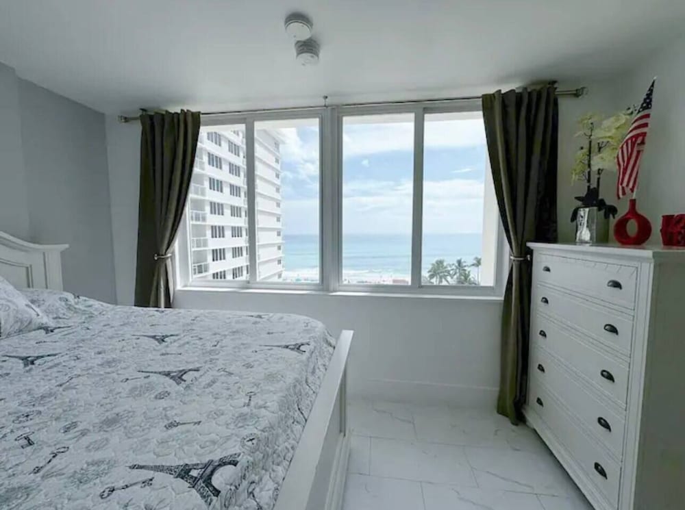 Beachfront Studio Pool Gym & Ping Pong
