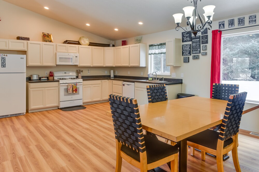 Cozy Getaway w/ Porch - 4 Mi to Downtown Homer! view 3
