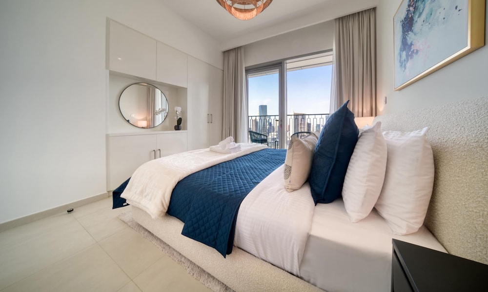 Classy Downtown 2BR w City View Balcony