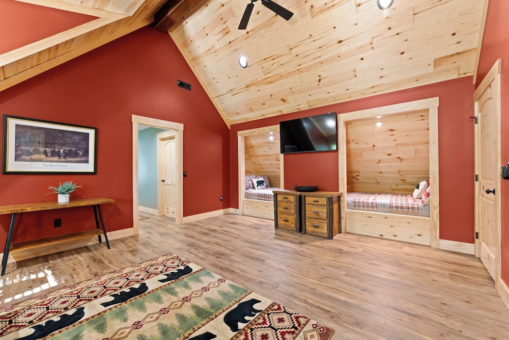 Black Bear Lodge by Avantstay Lakefront, Dock, Pool, Theater Sleeps 20+ view 5