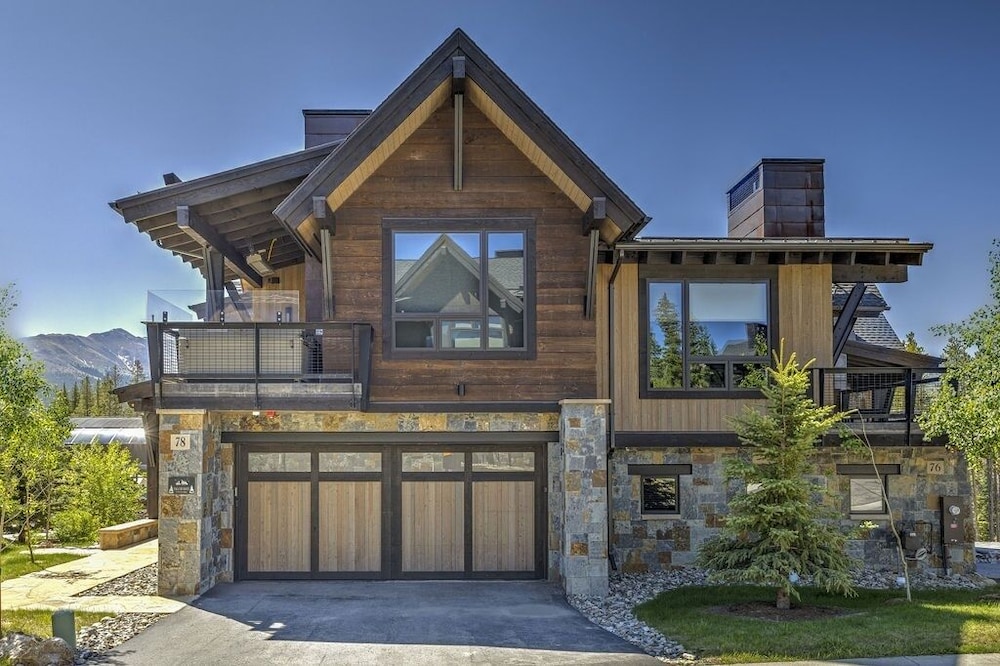 Falcon Haus 4 Bedroom Townhouse by RedAwning