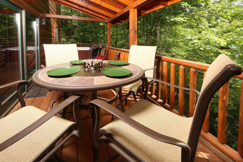 Mountain Majesty 2 Br cabin by RedAwning