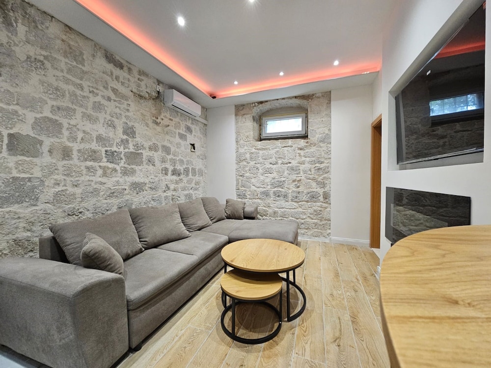 Apartment Antonio, on the Seafront With Garden