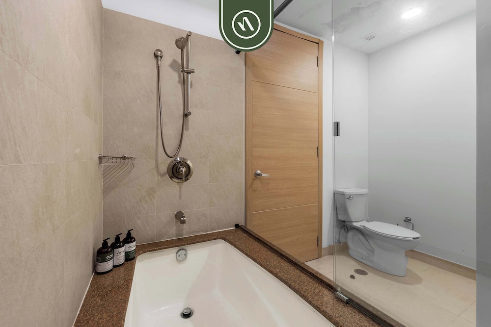 Oceanfront 2 BR Condo - Beach - Restaurant - Gym