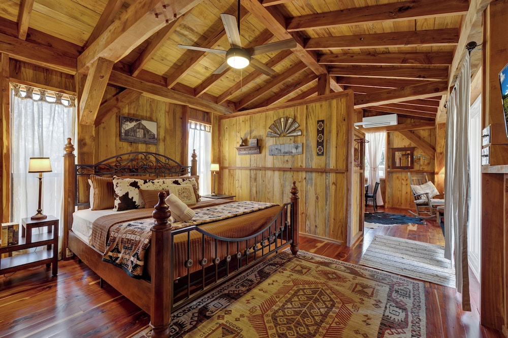 Texas Sawmill Cabin W/hot-tub, Pet-friendly, Minutes to Downtown!