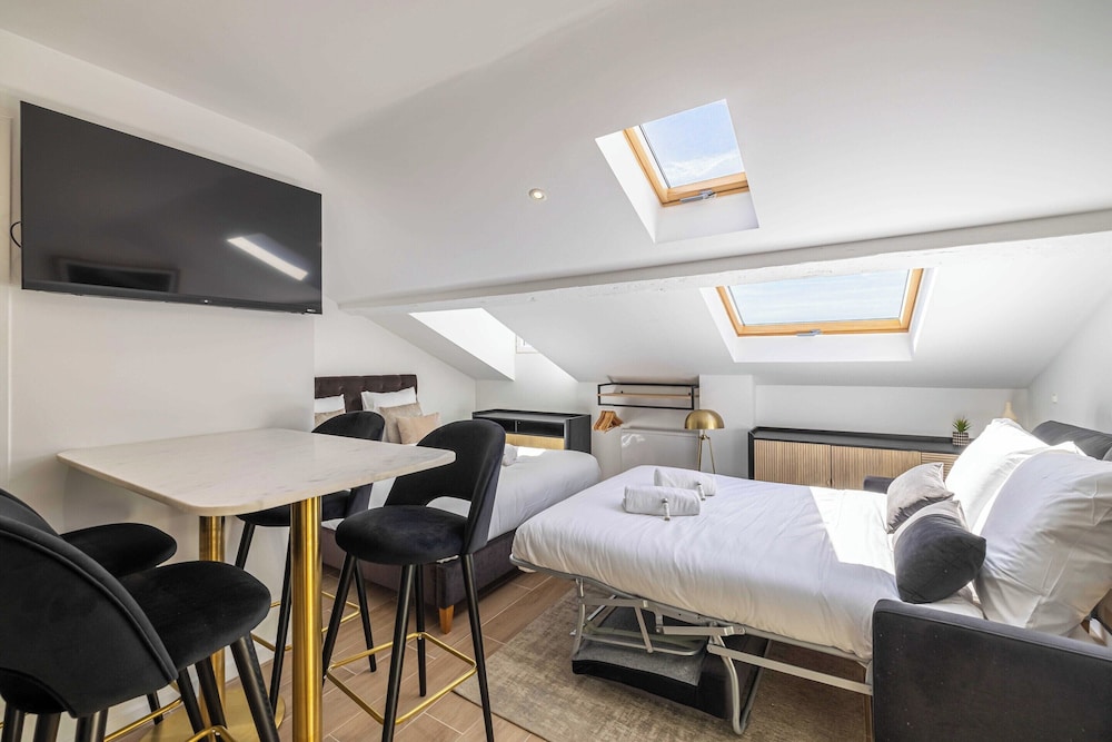 Large Renovated Studio - Bright - 1br/4p view 3