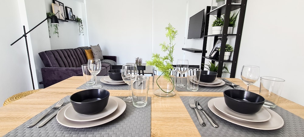 Phaedrus Living: Seaside Executive Flat Harbour 206 view 5