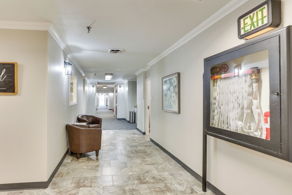 Half-mi to Oakland City Golf Club: Sleek Apartment
