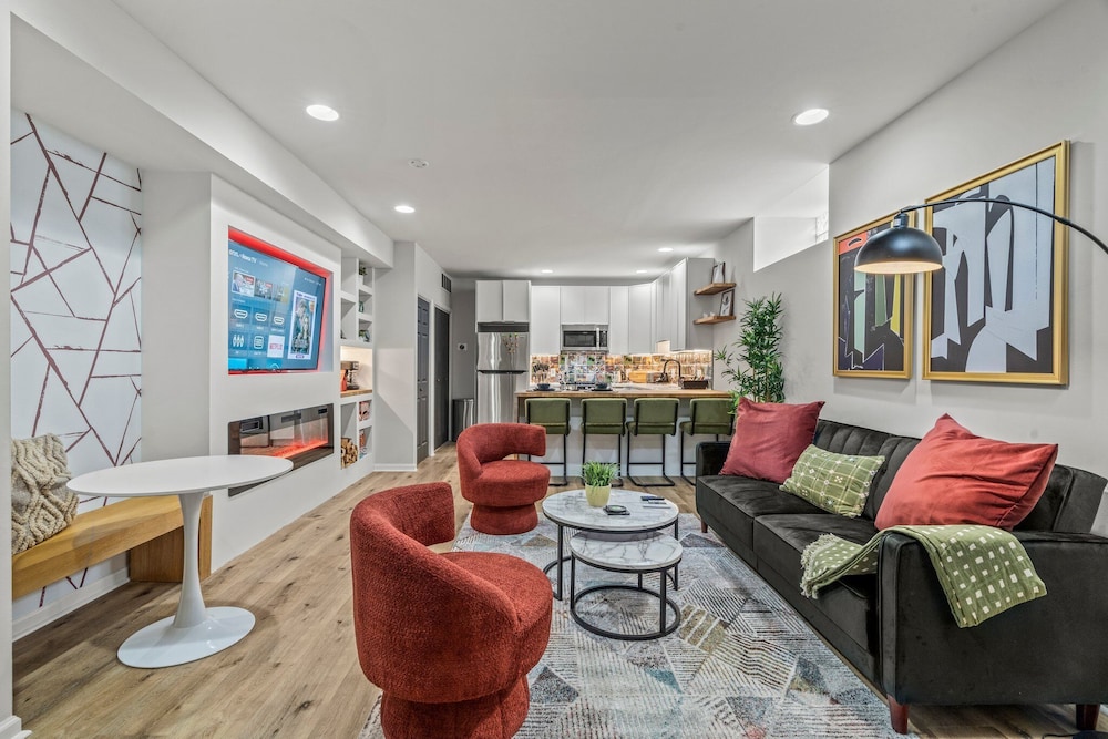 Old City 2 BR Near Historic Sites