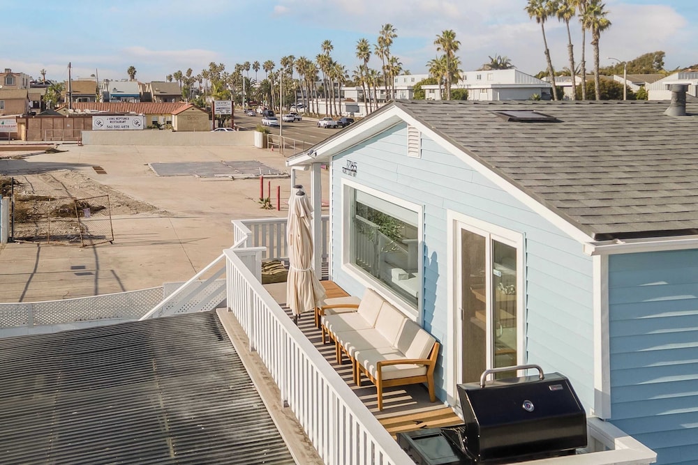 Walk to the Sand! Ocean Views, Balcony & Parking Sunset Surf