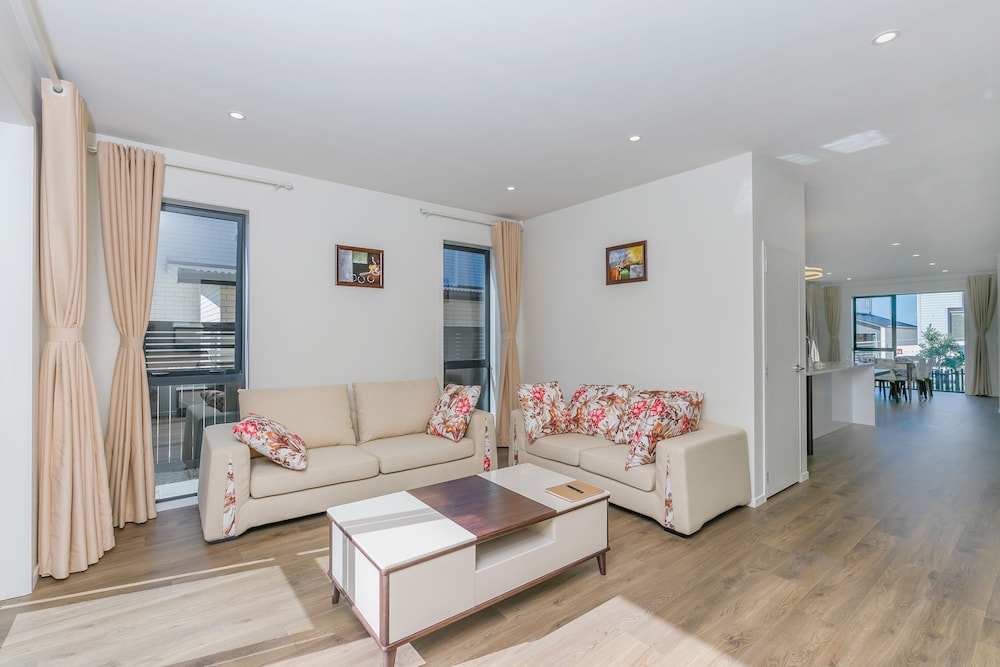 Hero Holiday House L12