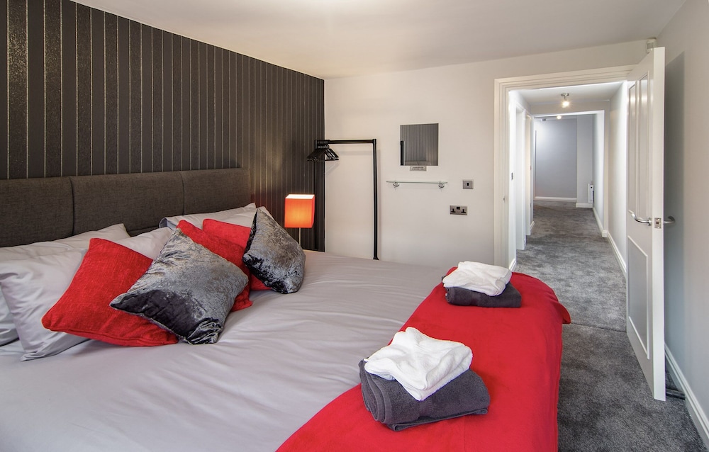 2 Bedrooms Sleeps 7 Near Top Blackpool Attractions view 2