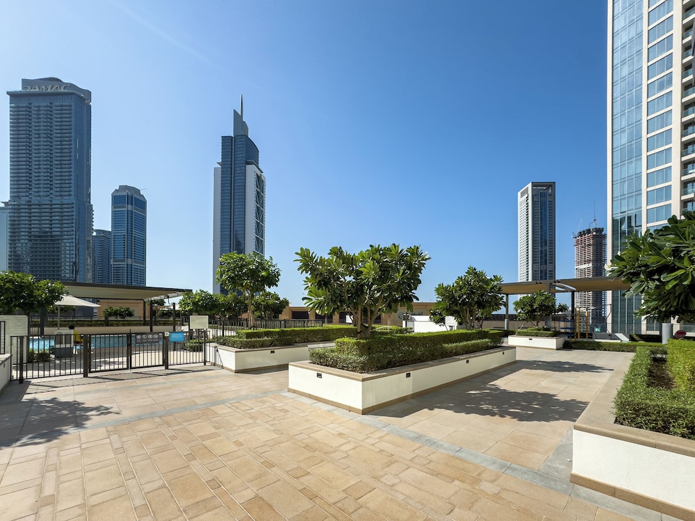Delujo Stays – Burj Crown Collection