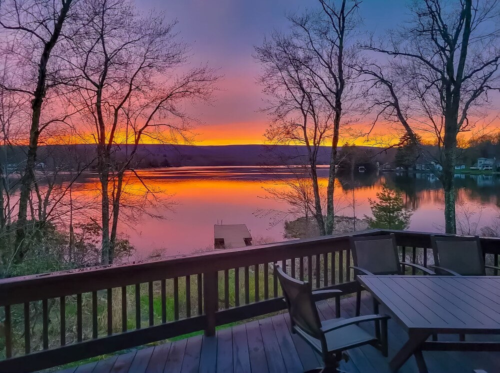 Lakefront Dock Hottub Pooltable Kayaks 75 TV