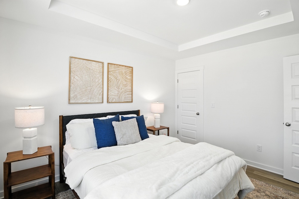 New modern Townhouse, 3BR, 2.5B, near Mid City