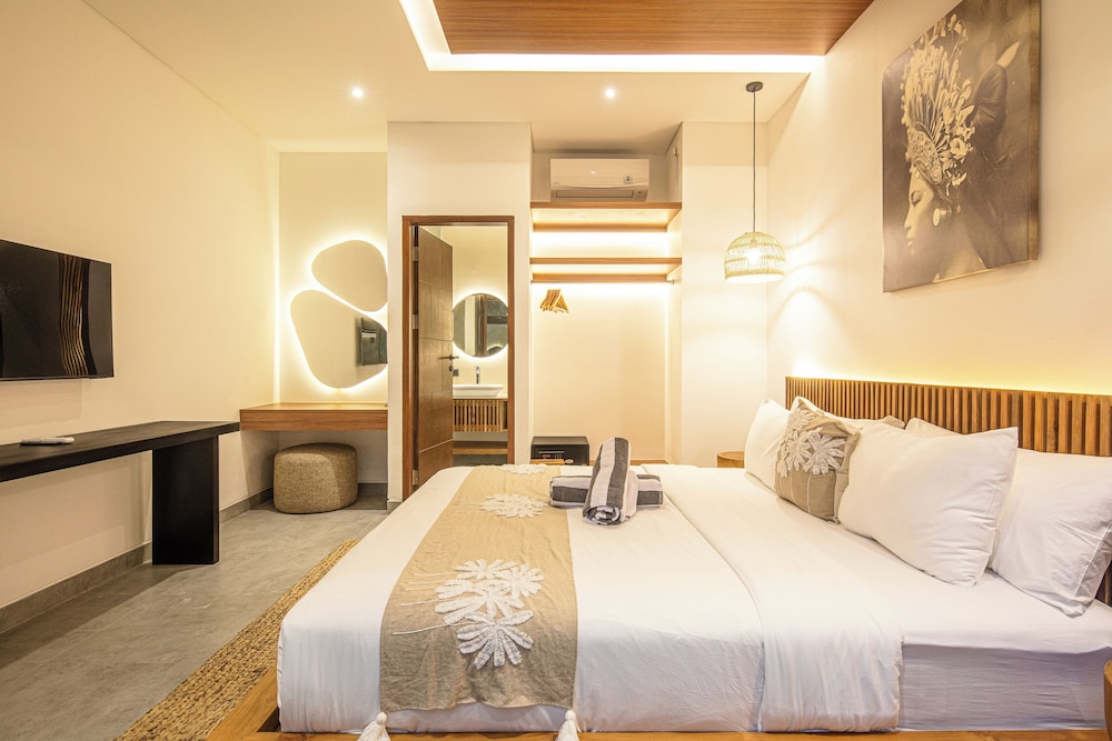 Enchanting 5BR Canggu Villa Moments to Sea
