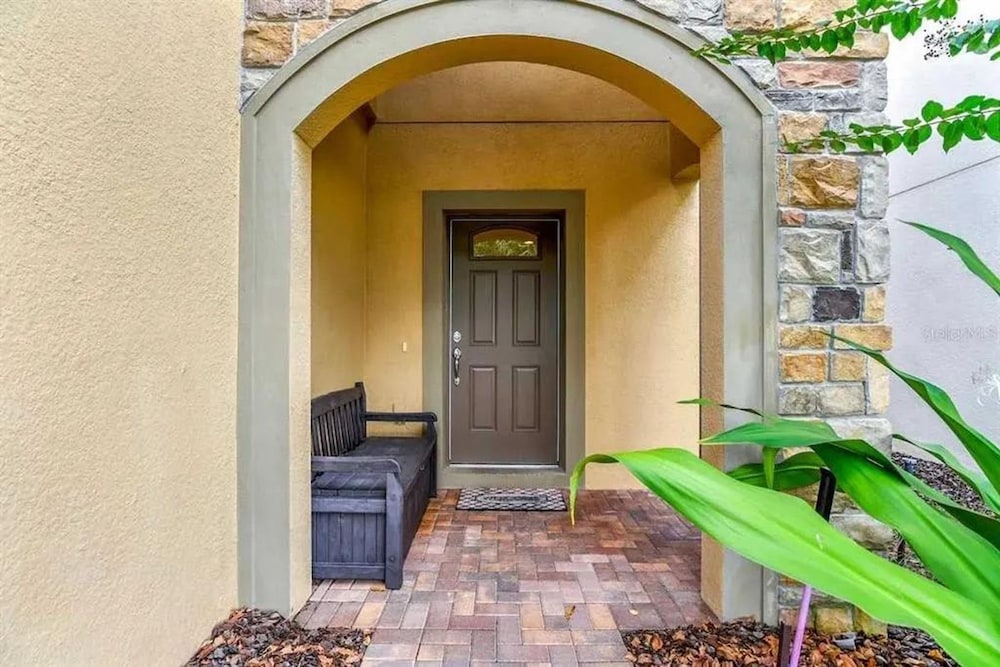 Gorgeous 5Bd w Private Pool Windsor Westside 8893