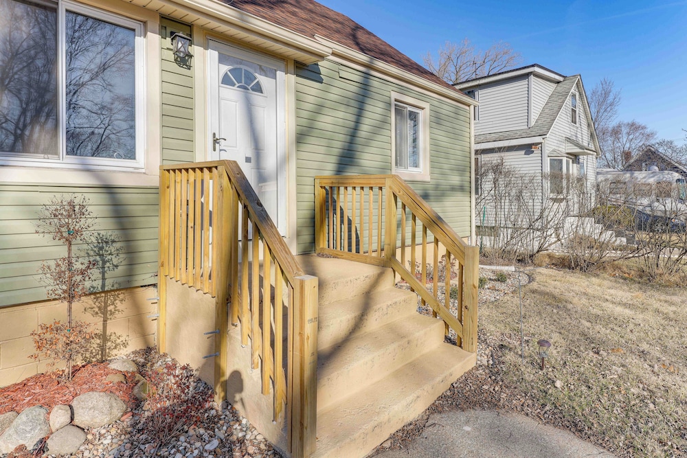3 Mi to Hard Rock Casino: Charming Home in Gary!