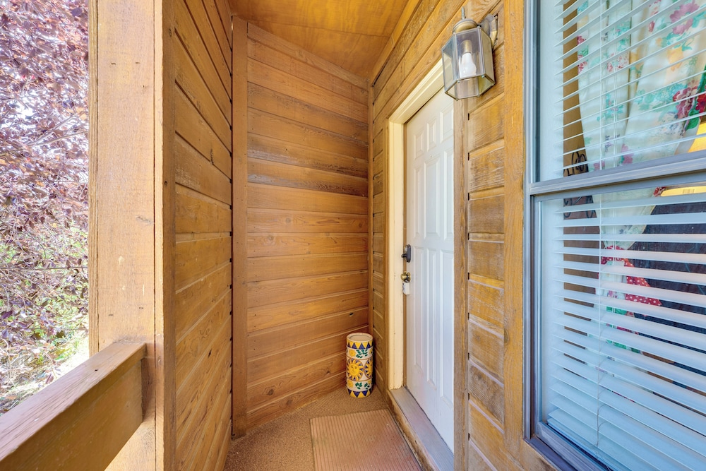Walk to Angel Fire Resort: Getaway w/ Balcony