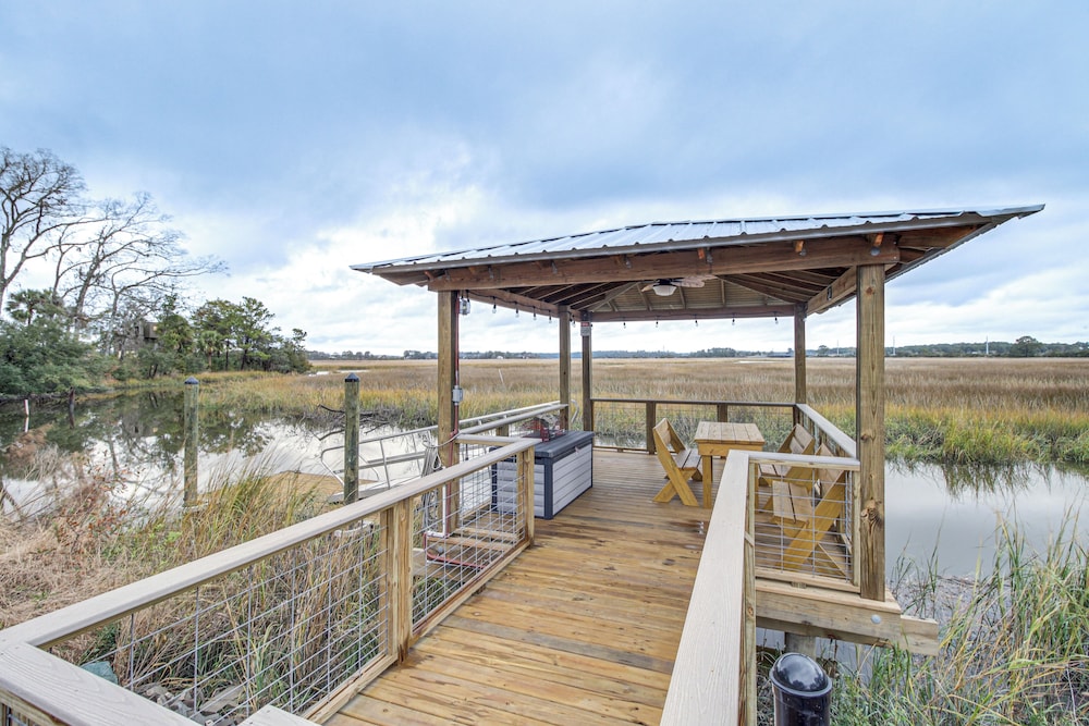 Dock & Fire Pit: Waterfront Midway Retreat!