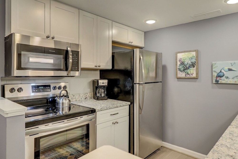 Renovated 2BR Hilton Head Home Walk to Shops