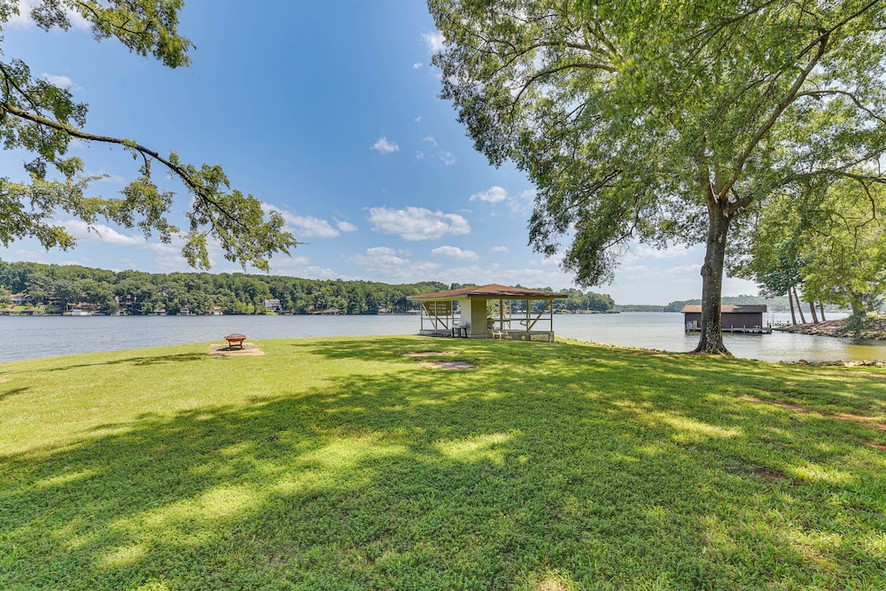 On Lake Tillery: Spacious Home w/ Screened Porch!