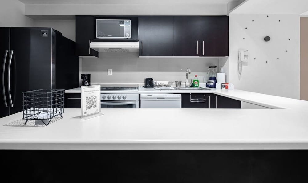2BR Apartment With Jacuzzi - Pool - City Skyline
