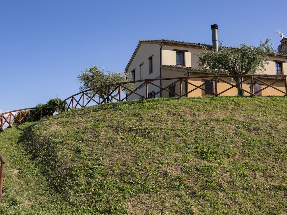 Farmhouse in Marche With Pool & Wine Tours