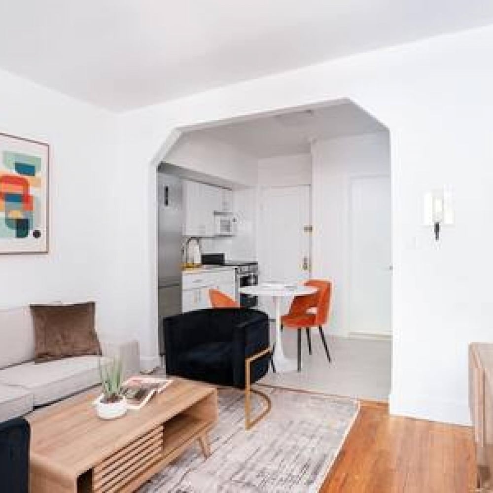 444-3a Newly Renovated 1BR - Elevator Building