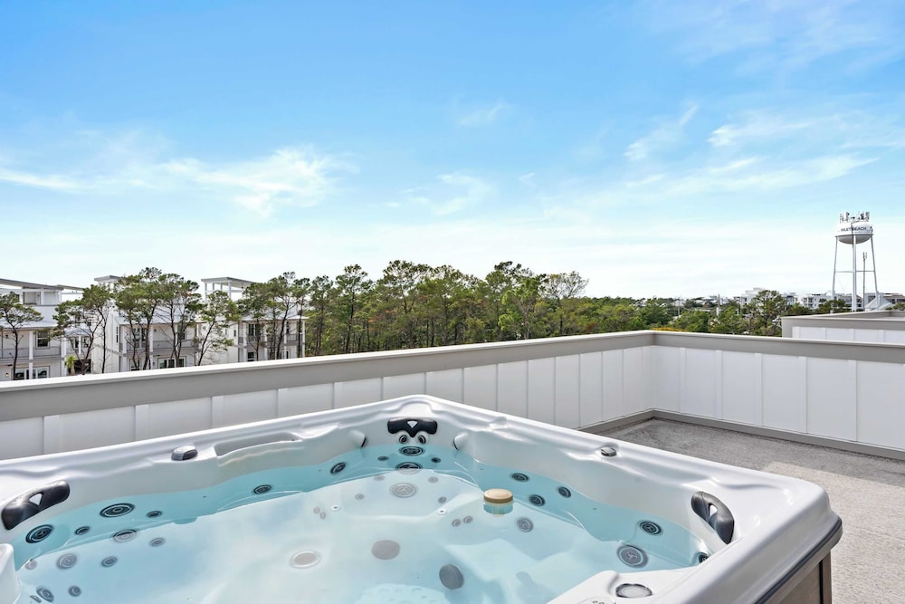Sea Dweller by Avantstay Rooftop Spa + Gulf View Golf Cart, Pool
