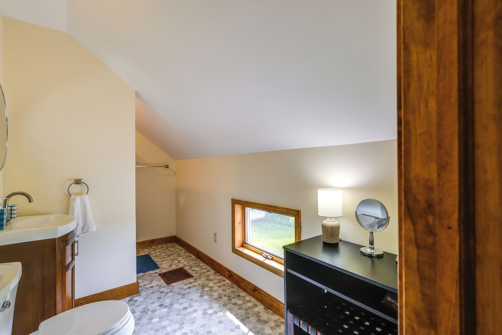 4 Mi to Dtwn Granville: Family Home w/ Deck!