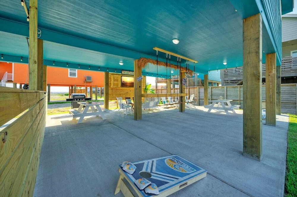 Sleeps 24 2 Homes, Priv Pool, Swing Bar, Patio Lounge Near Nature Preserve