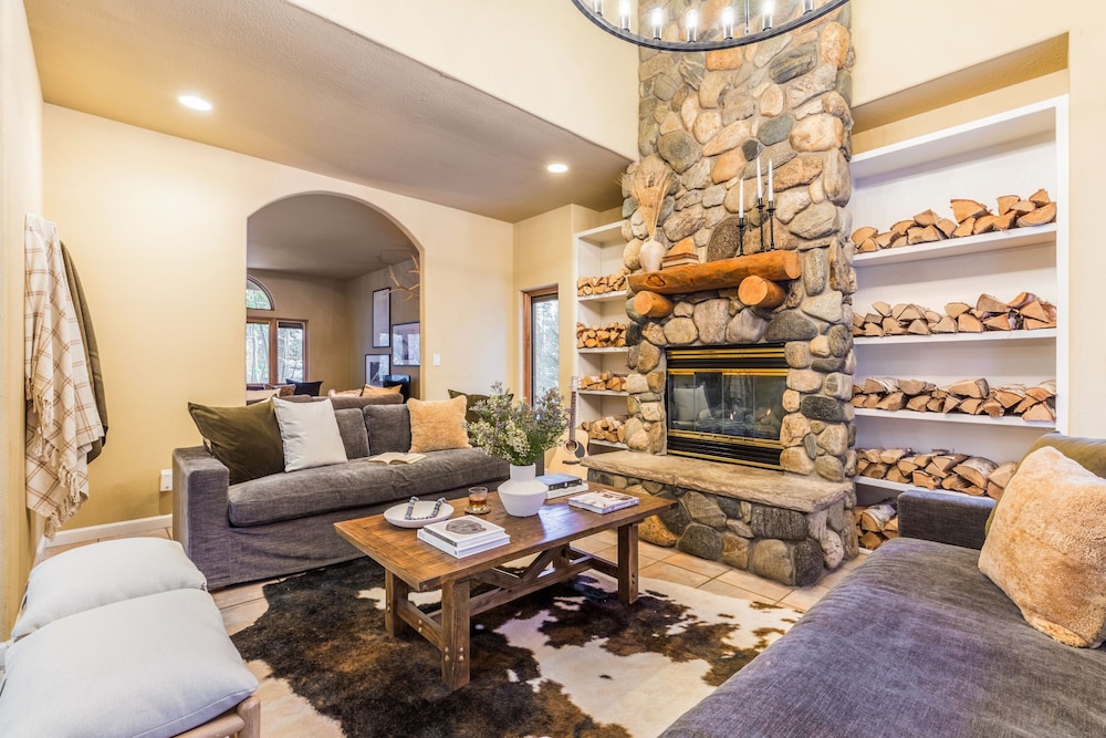 River Rock by Avantstay 8 Bedroom Ski Estate w Hot Tub Movie Theatre 10 Min Walk to Mtn