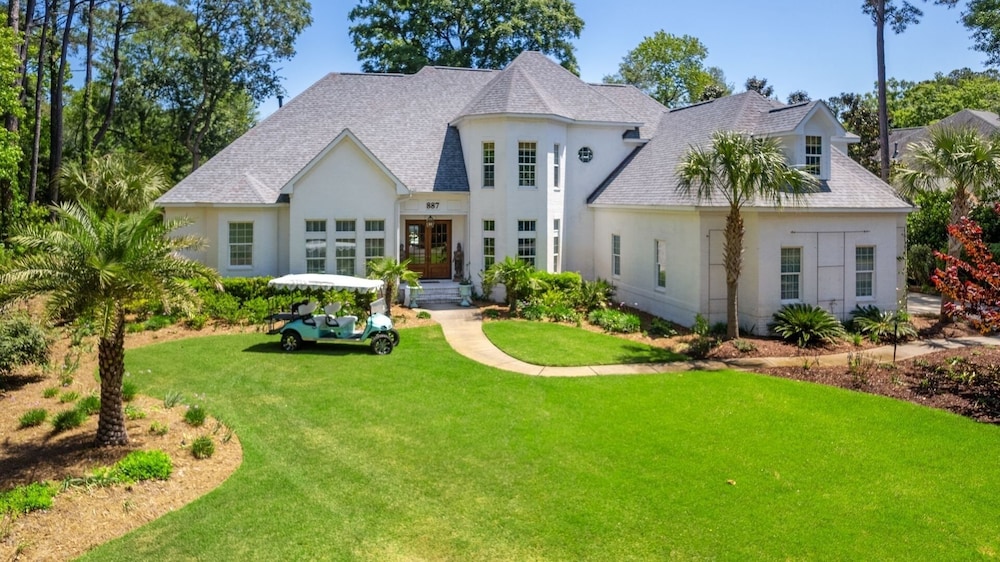 4 bedroom, 4.5 bath overlooking the pond, private pool! The White House 4 Home view 3